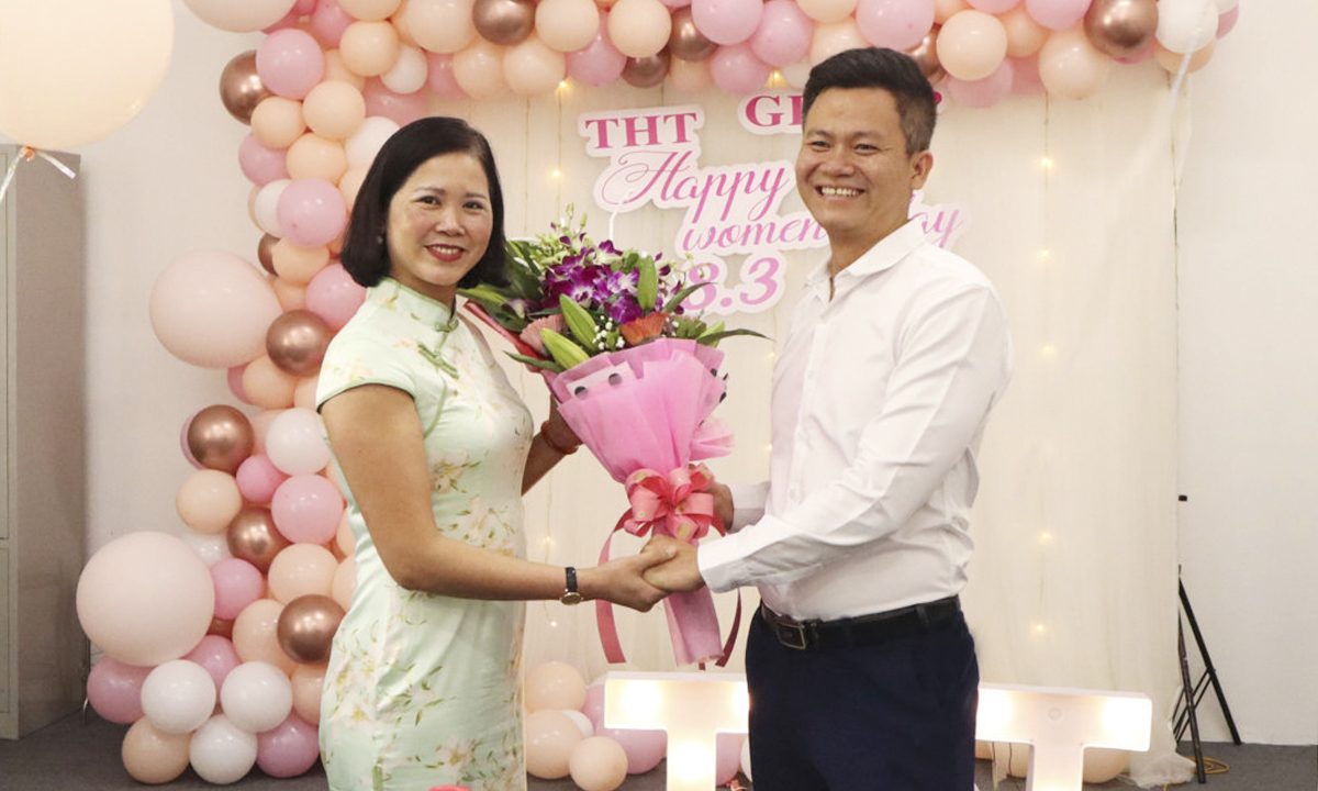 Đại diện Ban chỉ huy công trường Dự án THT Ligh City tặng hoa và quà tại buổi lễ