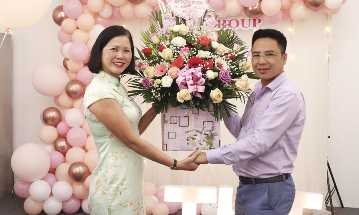 Ông Đỗ Phúc Ân - Chủ tịch Công đoàn THT Group tặng quà 8/3
