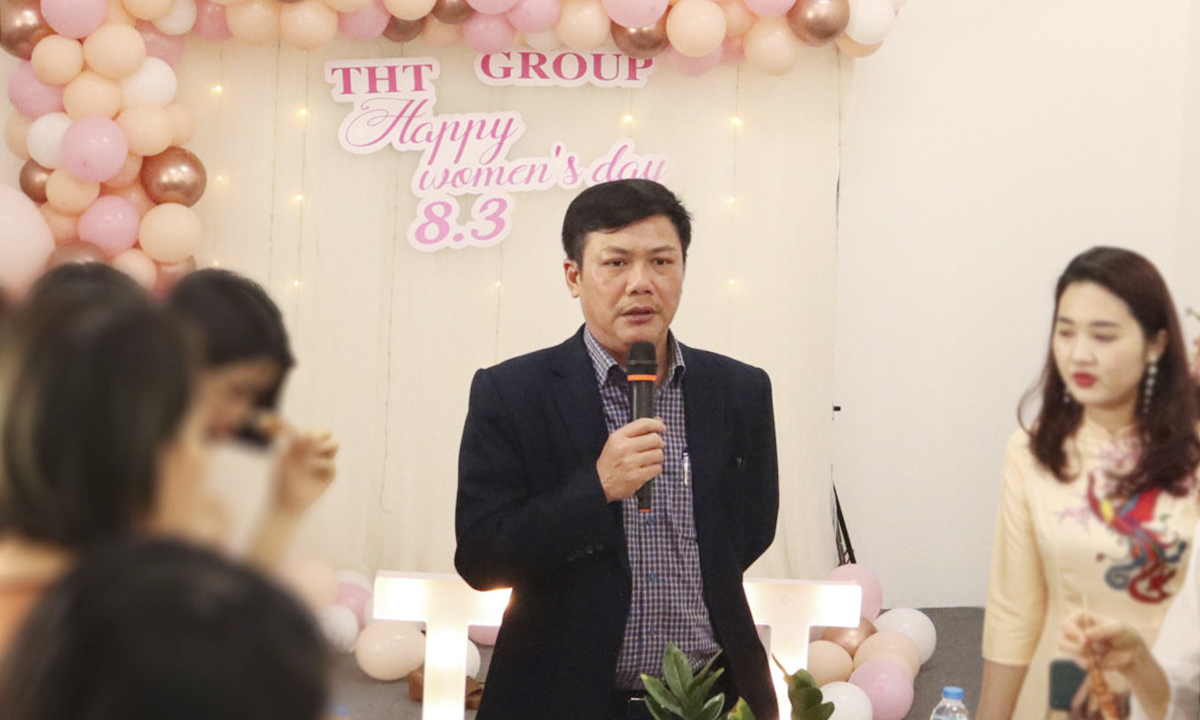 Ông Nguyễn Hữu Thành – Trưởng phòng vật tư lên phát biểu tại buổi lễ và đọc thơ chúc mừng
