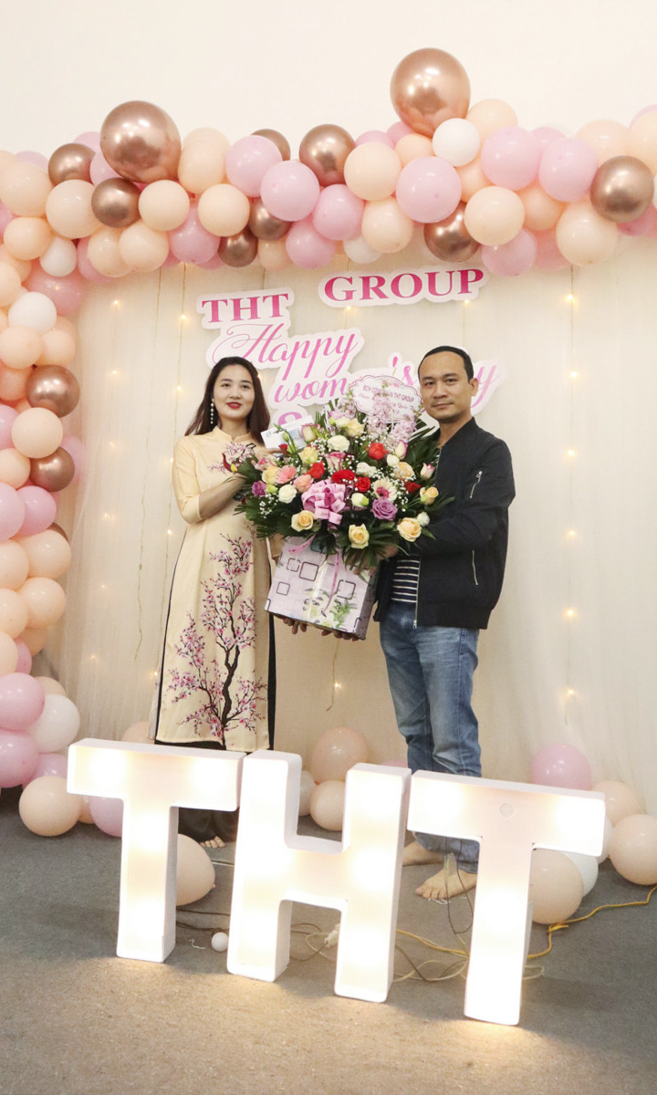 Ông Đặng Văn Dương – Phó Chủ tịch HĐQT THT Group tặng hoa, quà trong buổi lễ